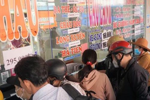 Bến xe tấp nập, đường về miền Tây thông thoáng ngày 28 Tết