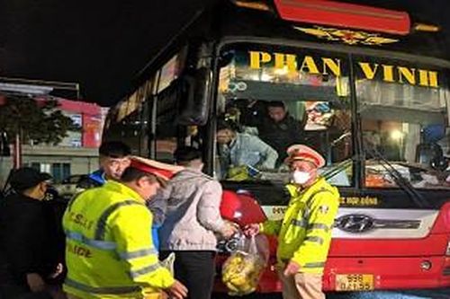 Xe khách 42 chỗ nhồi nhét 57 người về quê ăn Tết