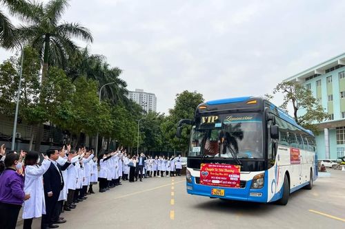 'Chuyến xe yêu thương' đưa 400 bệnh nhân K về quê ăn Tết