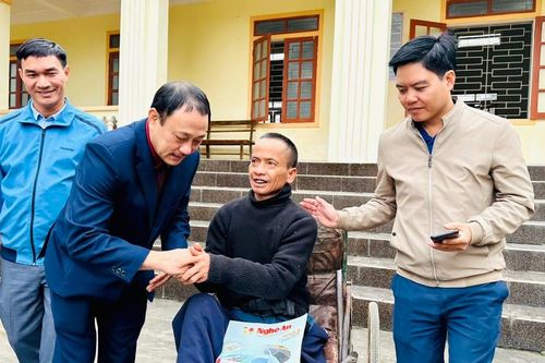 Báo Nghệ An trao tặng quà Tết cho gia đình khó khăn tại huyện Thanh Chương