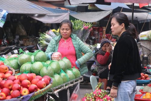 Hoa quả, trái cây đổ bộ chợ Tết: Giá cả tăng giảm trái chiều