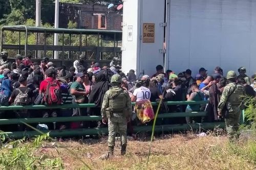 Mexico phát hiện 269 người trốn trong một chiếc xe đầu kéo