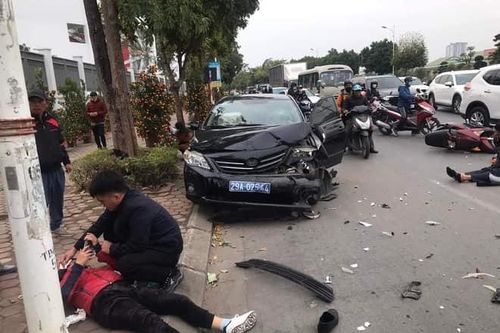 Hà Nội: Điều tra nguyên nhân vụ tai nạn liên hoàn do xe biển xanh