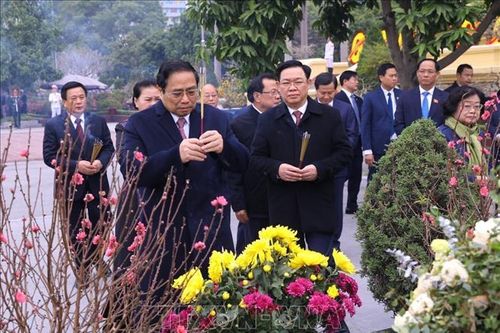 Dâng hương tưởng niệm các vị tiền bối cách mạng tại Nghĩa trang Mai Dịch