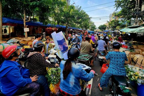 Nhộn nhịp chợ hoa lớn nhất TP Hồ Chí Minh ngày 28 Tết