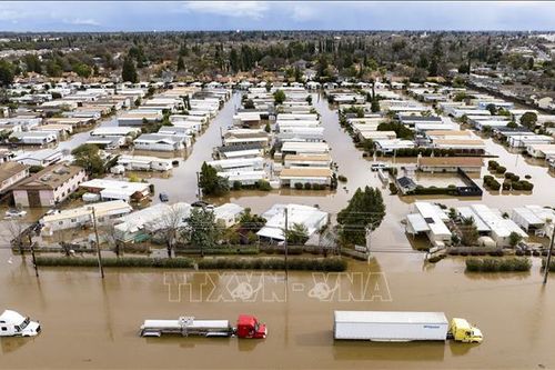 Tổng thống Mỹ thị sát khu vực ven biển bị bão tàn phá tại bang California
