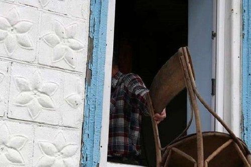 Độc lạ: Phong tục vứt bỏ đồ cũ, nhảy sông chào đón năm mới ở Italia