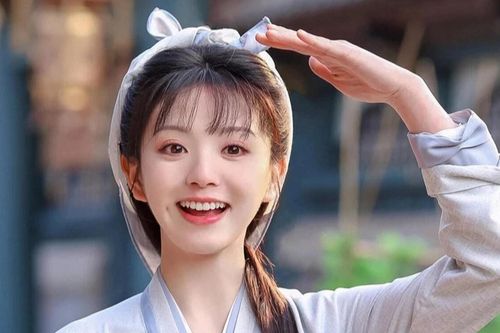 'Tiểu Triệu Lộ Tư' lộ gương mặt hốc hác, nhạt nhòa khi chưa trang điểm