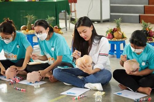Kim Duyên dùng tiền thưởng Á hậu mua quà Tết tặng người dân Cần Thơ