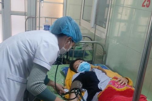 Sản phụ và mẹ nhập viện do sưởi ấm bằng than củi, chuyên gia khuyến cáo cách sơ cứu