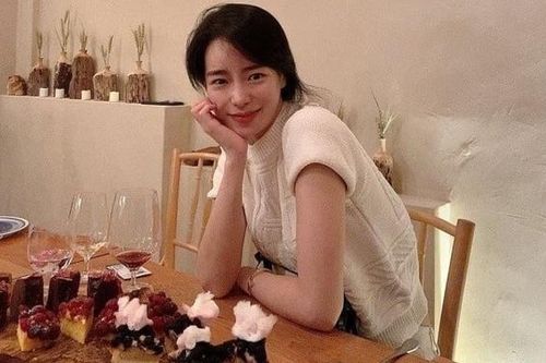 'Đối thủ của Song Hye Kyo' giữ vóc dáng nhờ tập Pilates