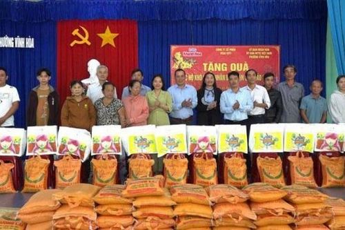 Nha Trang: Công ty Cổ phần Vega City trao quà Tết cho 120 hộ nghèo phường Vĩnh Hòa và Vĩnh Phước