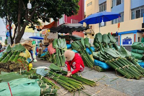 Chợ lá dong ở TP. Hồ Chí Minh nhộn nhịp ngày giáp Tết
