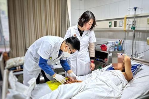 Lại thêm một thiếu niên 16 tuổi dập nát tay vì chế pháo nổ