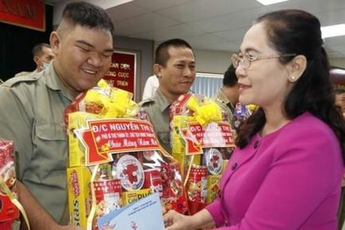 Chủ tịch HĐND TPHCM tặng quà Tết các lực lượng ở cơ sở
