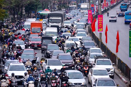 Cửa ngõ Hà Nội ùn tắc trong ngày làm việc cuối cùng trước kỳ nghỉ Tết