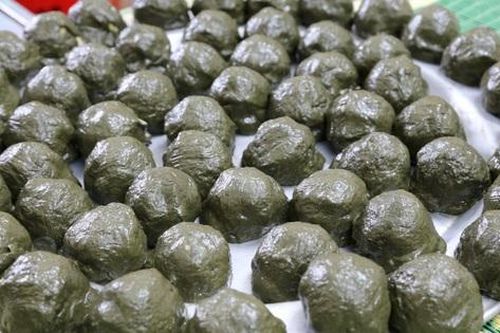 Ấm no loại bánh nhìn như đạn súng thần công