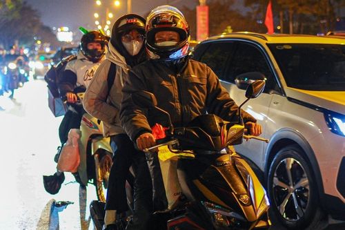 Người dân lỉnh kỉnh đồ đạc rời thành phố về quê ăn Tết trong đêm