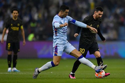 Ronaldo tắc bóng trong chân Messi