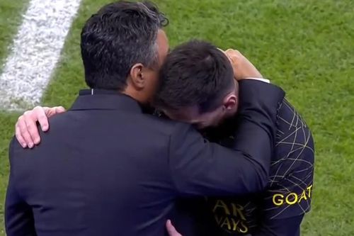 Messi ôm chặt HLV đối thủ sau khi rời sân