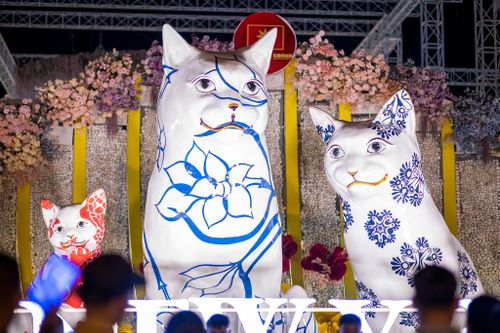 Cận cảnh linh vật mèo gốm sứ lớn nhất miền Tây