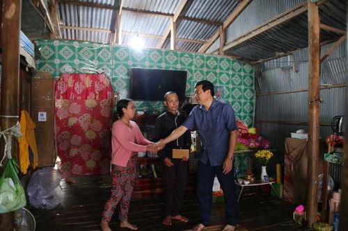 Bộ trưởng Lê Minh Hoan, Chủ tịch tỉnh Đồng Tháp thăm gia đình Hạo Nam
