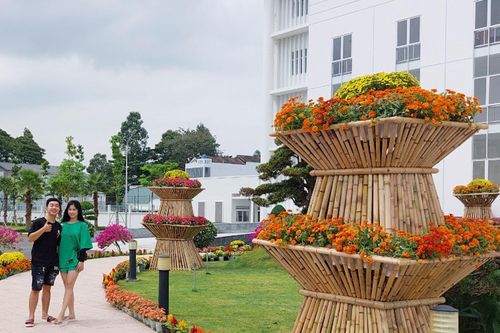 Trụ sở UBND tỉnh Sóc Trăng mở cổng cho người dân vào tham quan