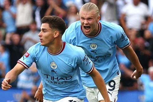 Tiền đạo Man City cởi quần tặng CĐV sau trận thắng Tottenham