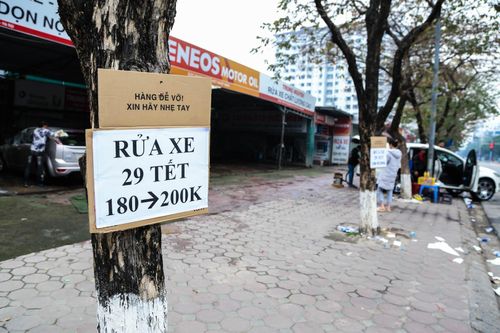 Giá rửa xe tăng gấp 3 lần ngày cận Tết