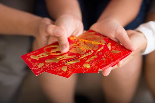 Con kiện cha vì bị lấy mất tiền lì xì