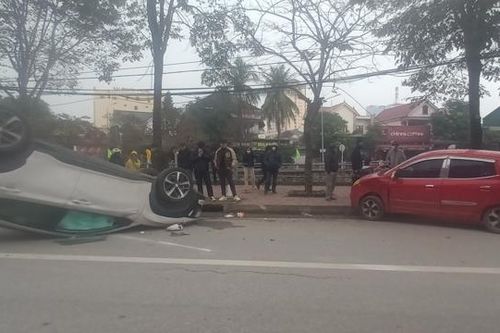 Nghệ An: Xe ô tô bốn chỗ lật ngửa sau cú tông mạnh