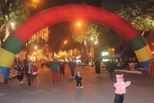 Tô điểm rực rỡ thêm cho tấm áo cảnh quan đô thị