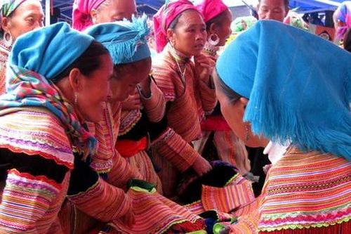 Sắc màu chợ phiên vùng cao ngày giáp Tết