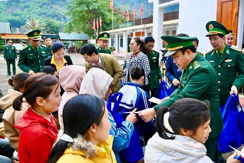 Mang Tết ấm đến với đồng bào nghèo vùng biên giới