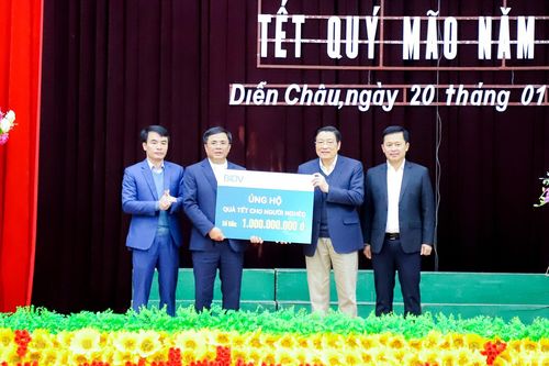 Trưởng Ban Nội chính Trung ương tặng quà, chúc Tết người có công tiêu biểu, hộ nghèo tại huyện Diễn Châu