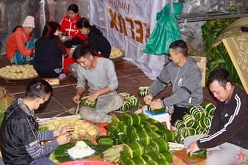 Làng bánh chưng Tranh Khúc 'đỏ lửa', hối hả đón Tết