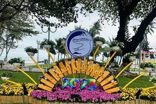 Phố biển rộn ràng sắc xuân