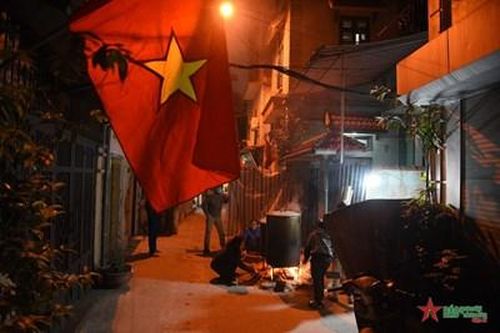 Những nồi bánh chưng ấm cúng trên vỉa hè Hà Nội ngày cận Tết Nguyên đán