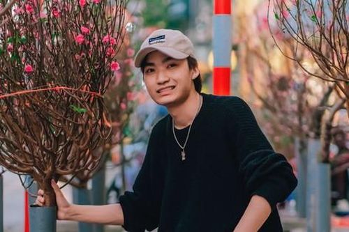 Nhiều người trẻ làm việc xuyên Tết
