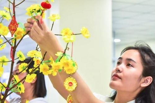 Đoàn viên, thanh niên Bệnh viện Quân y 175 trang trí góc Xuân, cùng bệnh nhân đón Tết