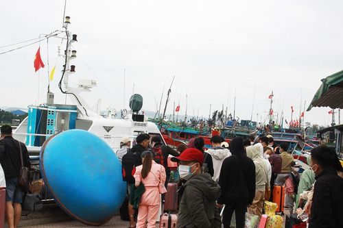 Chuyến tàu cuối năm đưa người dân về đảo Lý Sơn đón tết