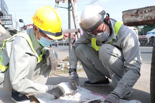 CSGT TPHCM cùng nhân viên quét dọn hút 'đinh tặc' cho người dân về quê ăn tết