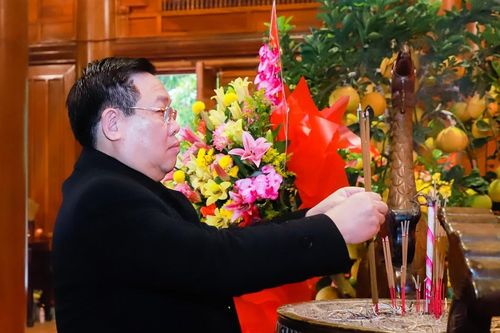 Chủ tịch Quốc hội Vương Đình Huệ dâng hương tưởng niệm Chủ tịch Hồ Chí Minh và chúc tết tại Nghệ An