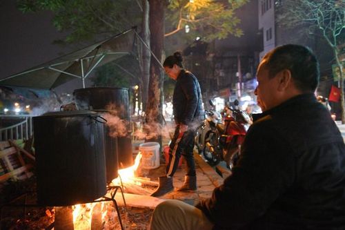 Người Hà Nội nấu bánh chưng ngay trên vỉa hè