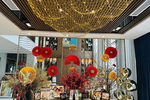 Hoa hậu H'Hen Niê về quê đi chợ, Phạm Hương trang hoàng nhà cửa lộng lẫy đón Tết