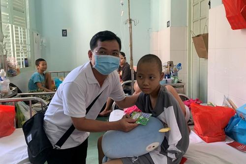 Thầy giáo chung tay làm nên Tết ấm cho trẻ nghèo