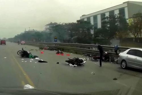 Lái xe ô tô say rượu đâm 6 xe máy khiến 8 người nhập viện