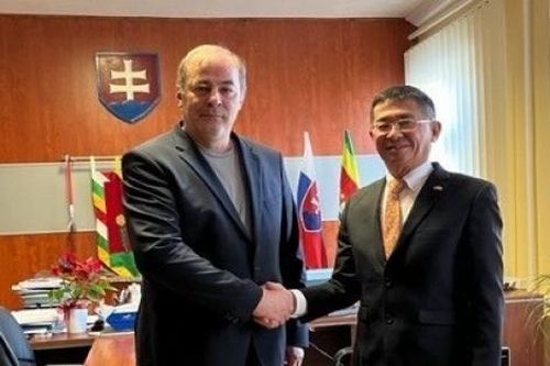 Đại sứ Nguyễn Tuấn thăm lại nơi lưu giữ bút tích của Chủ tịch Hồ Chí Minh tại Slovakia