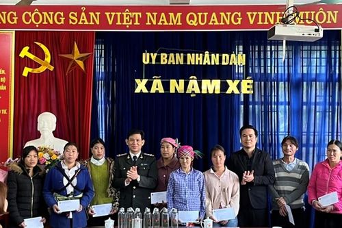 Cục THADS tỉnh Lào Cai tặng quà Tết cho các hộ dân có hoàn cảnh khó khăn
