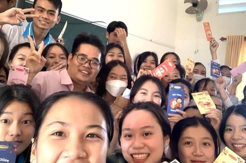 Thầy giáo ở Cà Mau trích tiền lương lì xì Tết cho học sinh